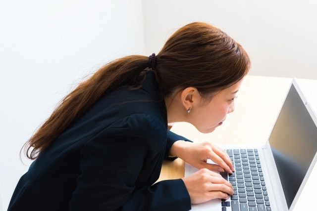 PC作業の女性