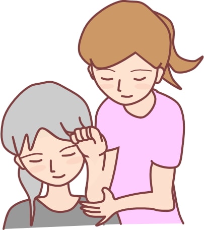 マッサージされる女性